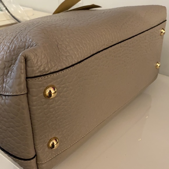 Burberry Welburn bag in pale grey color. New with tags and dust bag. - Picture 5 of 8